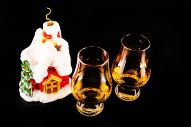 tek malt viski ve güzel Noel ev, mum, xmas 