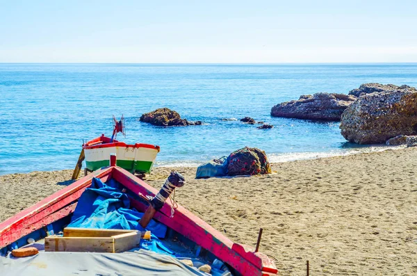 Barco viejo en la orilla en la arena, vacaciones, playa para los turistas — Foto de Stock