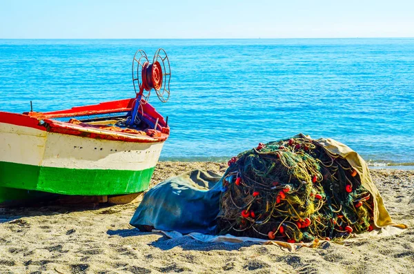 Barco viejo en la orilla en la arena, vacaciones, playa para los turistas — Foto de Stock