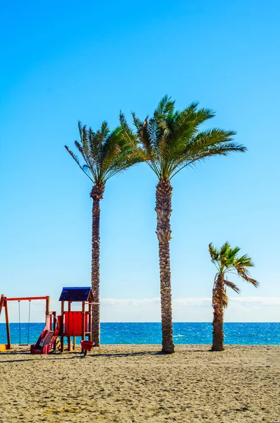 Colorido parque infantil en la playa en un día caluroso, Playgr — Foto de Stock