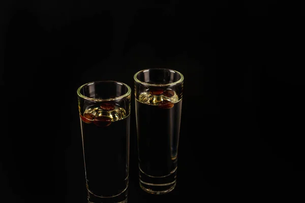 Álcool anis aromático com grãos de café em um copo, conjunto de bebidas — Fotografia de Stock