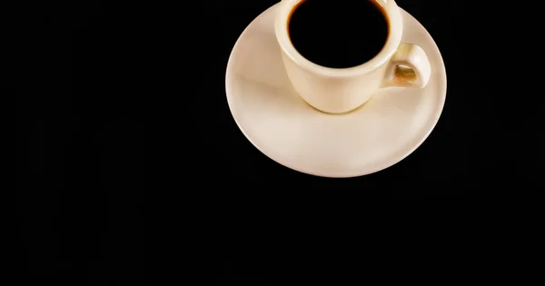 Café negro en taza blanca y platillo blanco, set de bebidas —  Fotos de Stock