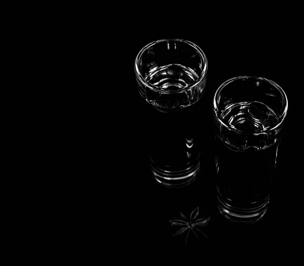 Aromatische anijs alcohol met koffiebonen in een glas, drink set — Stockfoto