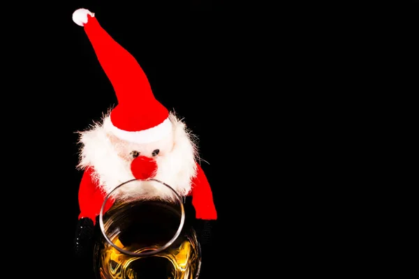 Święty Mikołaj z szkło whisky słodowej, Symbol Bożego Narodzenia — Zdjęcie stockowe