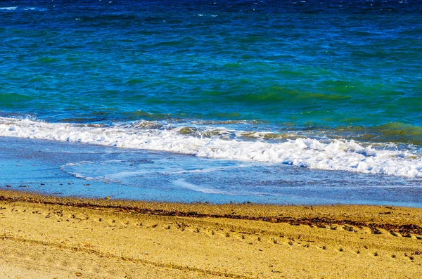 Primer plano del agua de mar que afecta a la arena en la playa, mar w — Foto de Stock