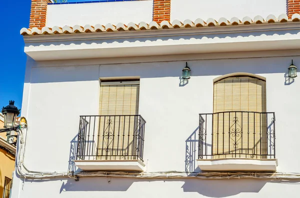 Stijlvolle balkon met een metalen reling, solide architecturale elemen — Stockfoto