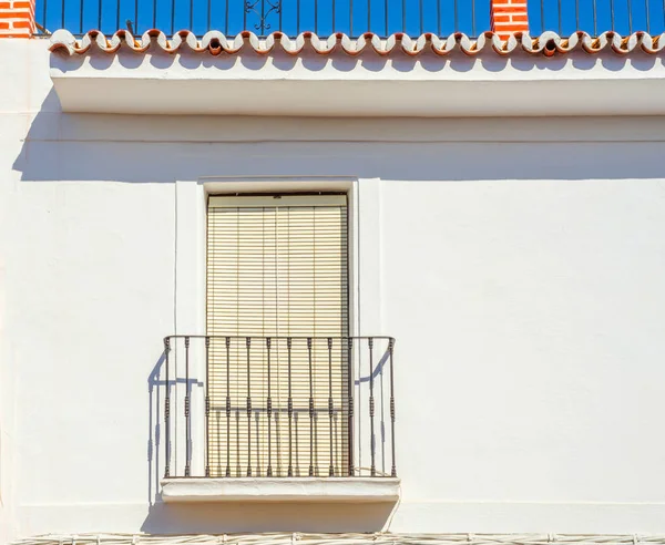 Stijlvolle balkon met een metalen reling, solide architecturale elemen — Stockfoto