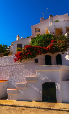 güzel, güzel sokak, dar yol, beyaz duvarları bui