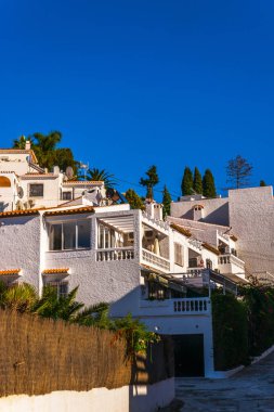 güzel, güzel sokak, dar yol, beyaz duvarları bui