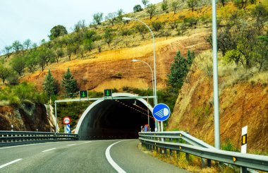 İspanya, yarış güzel manzara dağlarda hızlı yol