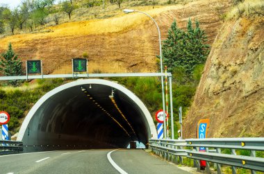 İspanya, yarış güzel manzara dağlarda hızlı yol