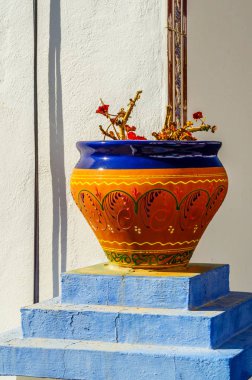 güzel seramik saksıyı çiçek, decorat ile bir kaide üzerinde