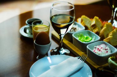 Yumurta-fincan, taze ekmek, sağlıklı ve tast yumurta ile kahvaltı seti