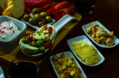 Küçük porsiyonlar, sağlıklı farklı meze ve del ile ayarla