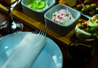 beyaz peynir ve salatalık, turp, mantar ile aperatifler seti, 