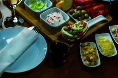 Küçük porsiyonlar, sağlıklı farklı meze ve del ile ayarla