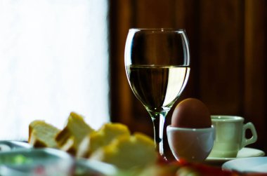 Yumurta-fincan, taze ekmek, sağlıklı ve tast yumurta ile kahvaltı seti