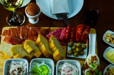 beyaz peynir ve salatalık, turp, mantar ile aperatifler seti, 