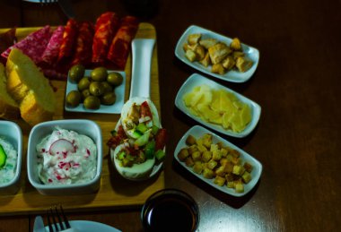 Küçük porsiyonlar, sağlıklı farklı meze ve del ile ayarla