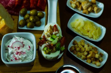 Küçük porsiyonlar, sağlıklı farklı meze ve del ile ayarla
