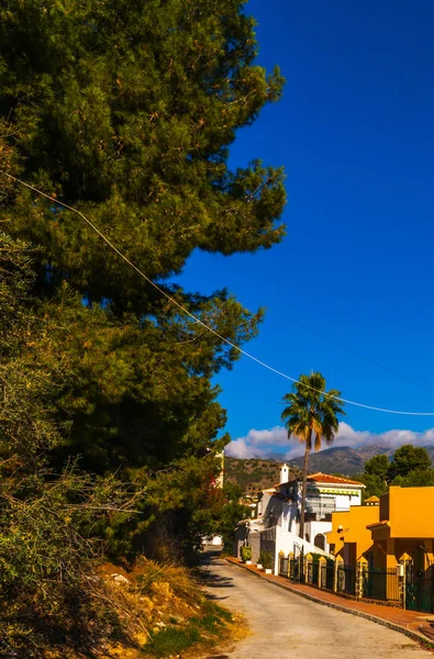 Hermosa, pintoresca calle, camino estrecho, fachadas blancas de bui —  Fotos de Stock