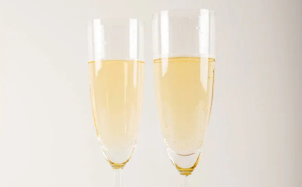 Роскошное шампанское в стакане, праздничный способ празднования нового — стоковое фото