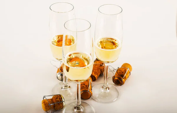 Champanhe luxuoso em uma taça, maneira festiva de celebrar um novo — Fotografia de Stock