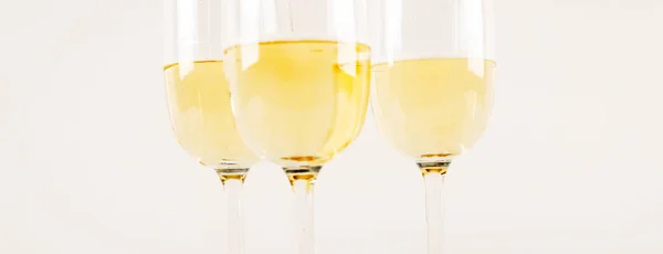 Розкішне шампанське в склянці, святковий спосіб святкування нового — стокове фото
