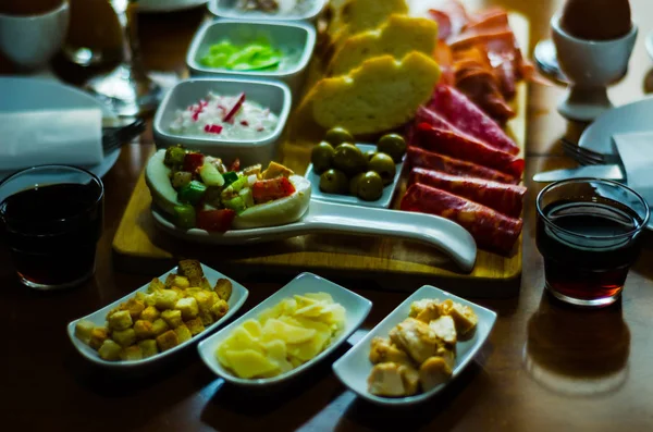 Conjunto com diferentes aperitivos em pequenas porções, saudável e del — Fotografia de Stock