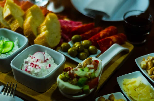 Küçük porsiyonlar, sağlıklı farklı meze ve del ile ayarla