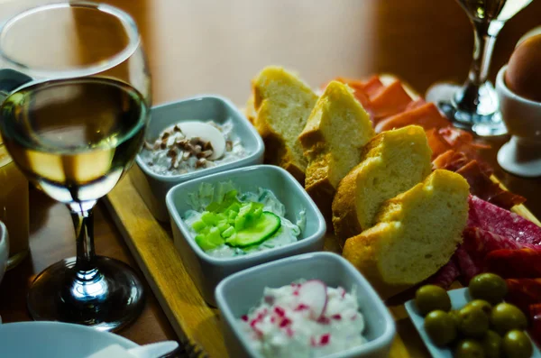 Jogo de lanches com queijo branco e pepino, rabanete, cogumelo , — Fotografia de Stock