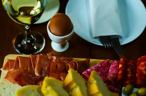 Desayuno con huevo en taza de huevo, pan fresco, sano y sabroso — Foto de Stock