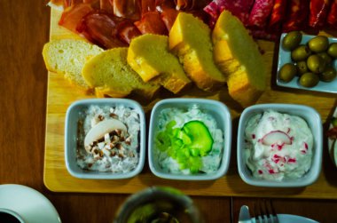 beyaz peynir ve salatalık, turp, mantar ile aperatifler seti, 