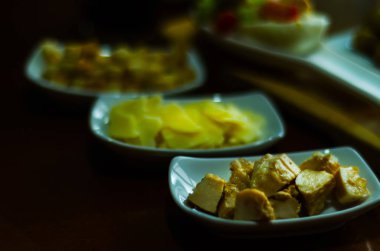 Küçük porsiyonlar, sağlıklı farklı meze ve del ile ayarla