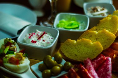 beyaz peynir ve salatalık, turp, mantar ile aperatifler seti, 