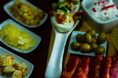Küçük porsiyonlar, sağlıklı farklı meze ve del ile ayarla