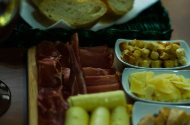 Küçük porsiyonlar, sağlıklı farklı meze ve del ile ayarla