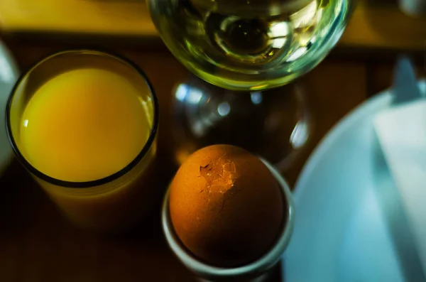 Frühstücksset mit Ei im Eierbecher, frischem Brot, gesund und lecker — Stockfoto