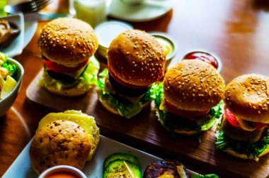 et, sebze, peynir ve diğer soslar, b ile Mini hamburger