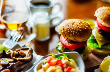 et, sebze, peynir ve diğer soslar, b ile Mini hamburger