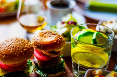 et, sebze, peynir ve diğer soslar, b ile Mini hamburger