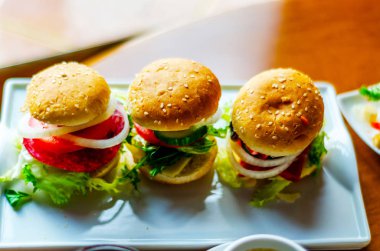 et, sebze, peynir ve diğer soslar, b ile Mini hamburger