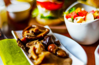 Küçük porsiyonlar, sağlıklı farklı meze ve del ile ayarla