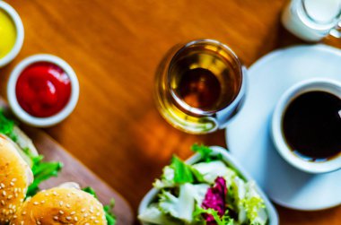 siyah kahve ile set meze küçük porsiyonlar, sağlıklı ve 