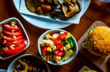 Küçük porsiyonlar, sağlıklı farklı meze ve del ile ayarla