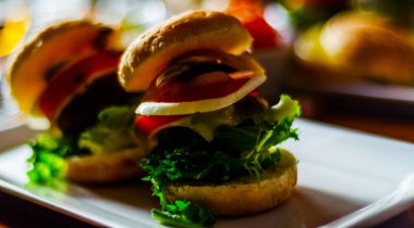 et, sebze, peynir ve diğer soslar, b ile Mini hamburger