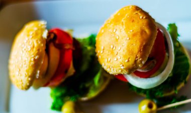 et, sebze, peynir ve diğer soslar, b ile Mini hamburger