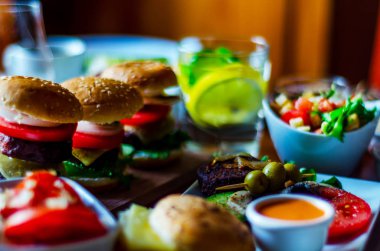 Küçük porsiyonlar, sağlıklı farklı meze ve del ile ayarla