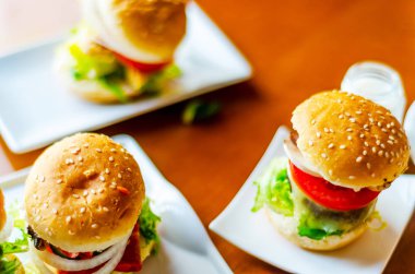 et, sebze, peynir ve diğer soslar, b ile Mini hamburger