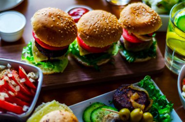 et, sebze, peynir ve diğer soslar, b ile Mini hamburger